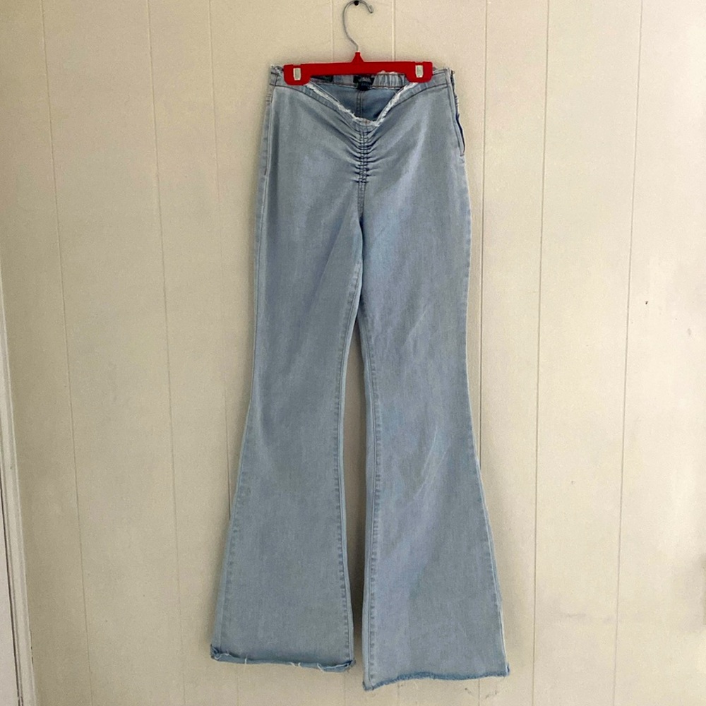 Light wash, body enhancing stretchy jeans